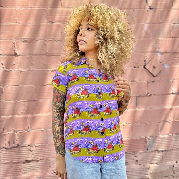 Noowors Jammin’ Strawberry Joyce Button up - Picture 2 of 4
